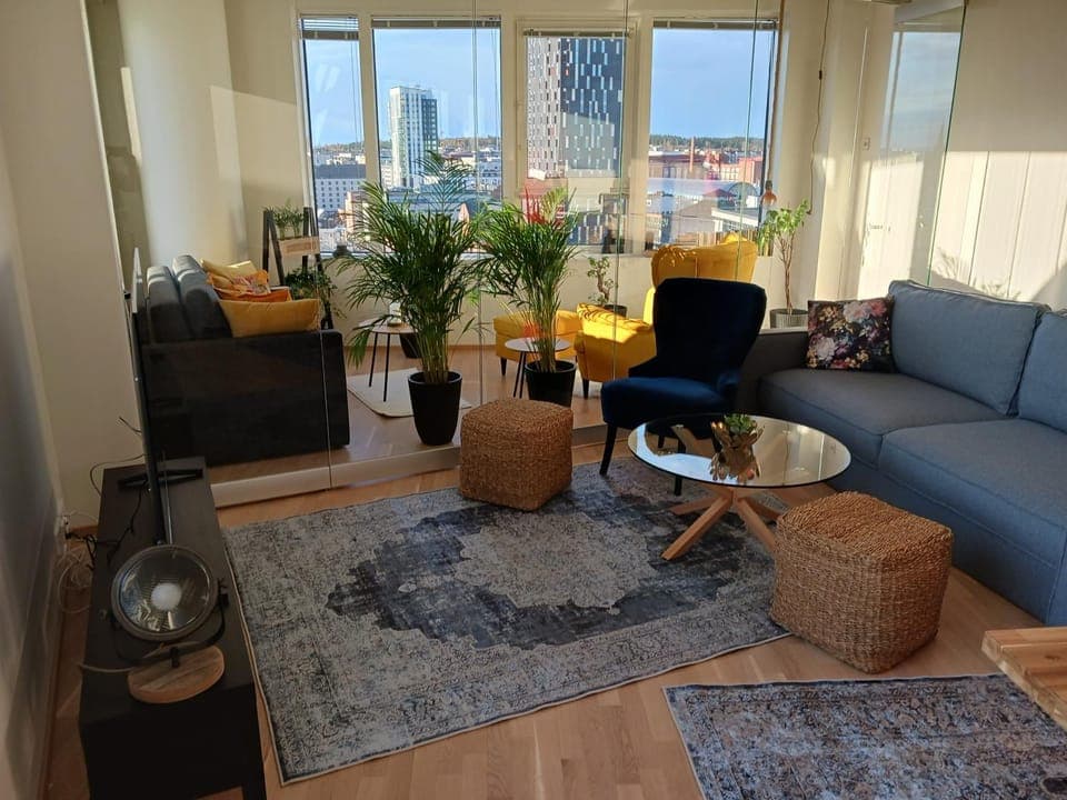 Communal lounge/ TV room, TV and multimedia, Living room, City view