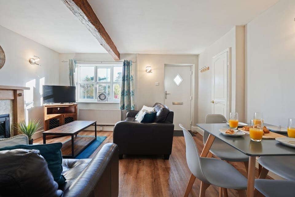 TV and multimedia, Living room, Seating area, Dining area, Evening entertainment