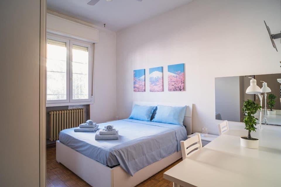 Photo of the whole room, Bedroom