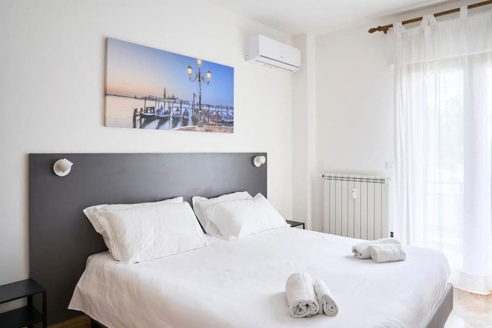 Bed, Photo of the whole room, Bedroom, air conditioner