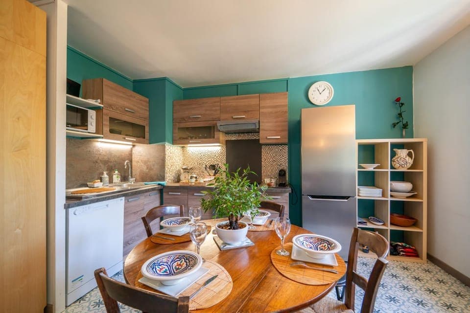 Kitchen or kitchenette, Dining area