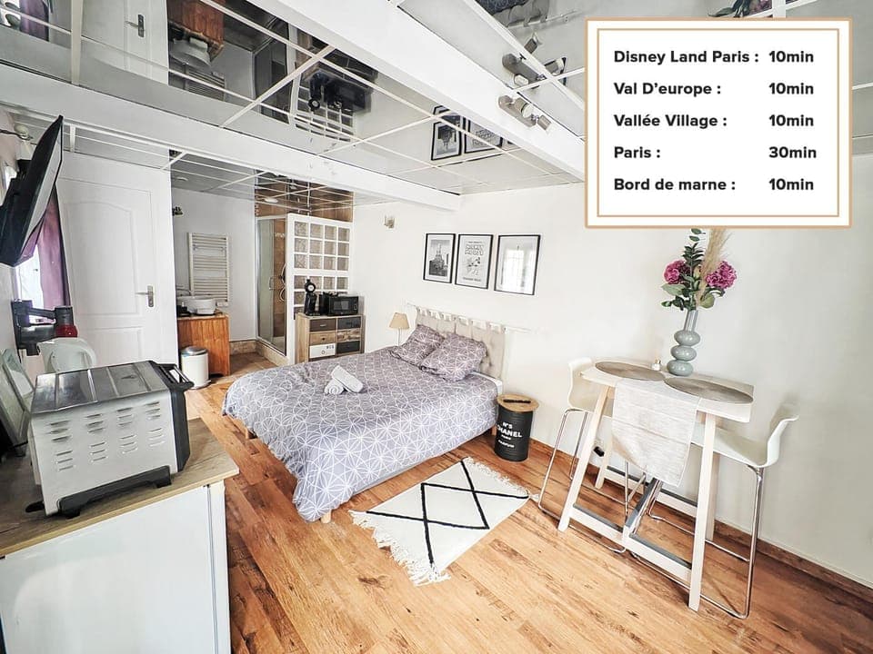 Photo of the whole room, Bedroom