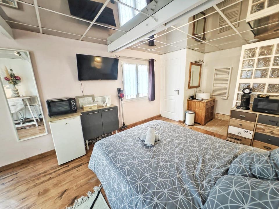 Bed, TV and multimedia, Kitchen or kitchenette, Seating area