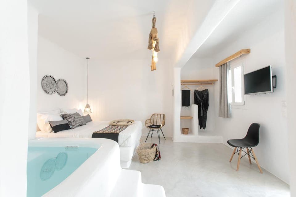 Bed, Hot Tub, TV and multimedia, Bedroom, towels