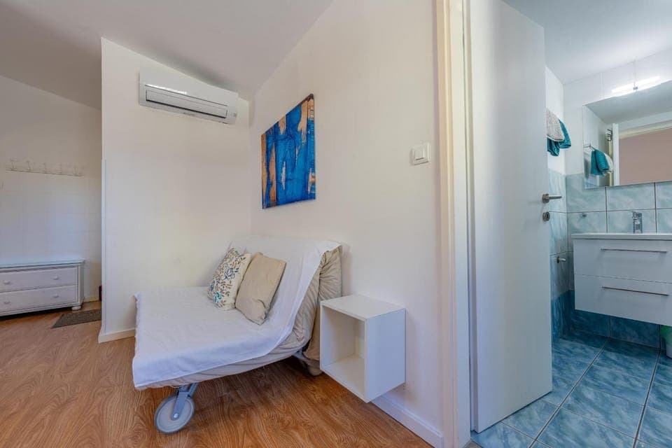 Bathroom, Living room, air conditioner