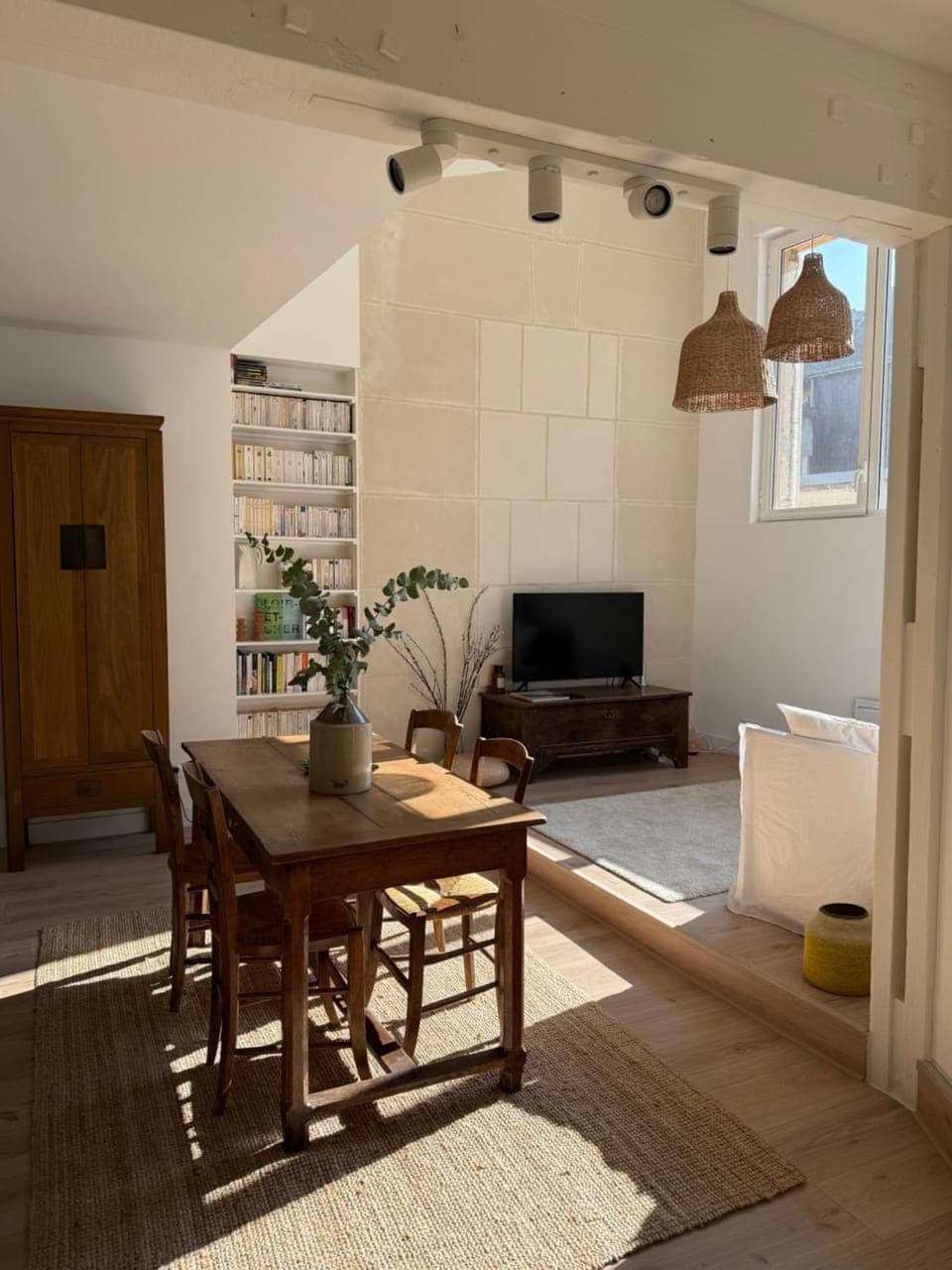 Communal lounge/ TV room, TV and multimedia, Living room, Seating area, Dining area