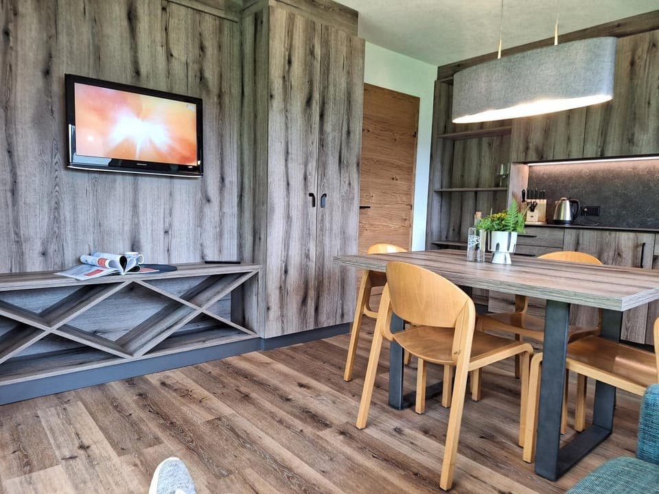 TV and multimedia, Kitchen or kitchenette, Living room, Seating area, Dining area