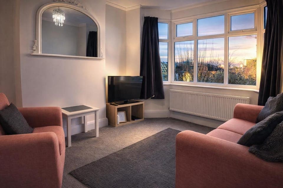 Communal lounge/ TV room, TV and multimedia, Living room, Seating area, Evening entertainment