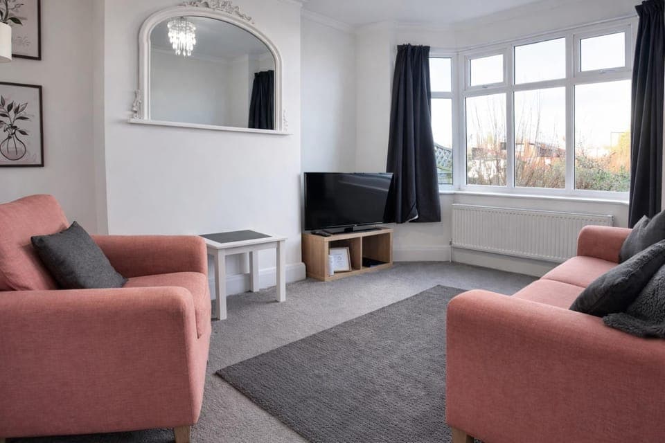 Communal lounge/ TV room, TV and multimedia, Living room, Seating area, Evening entertainment