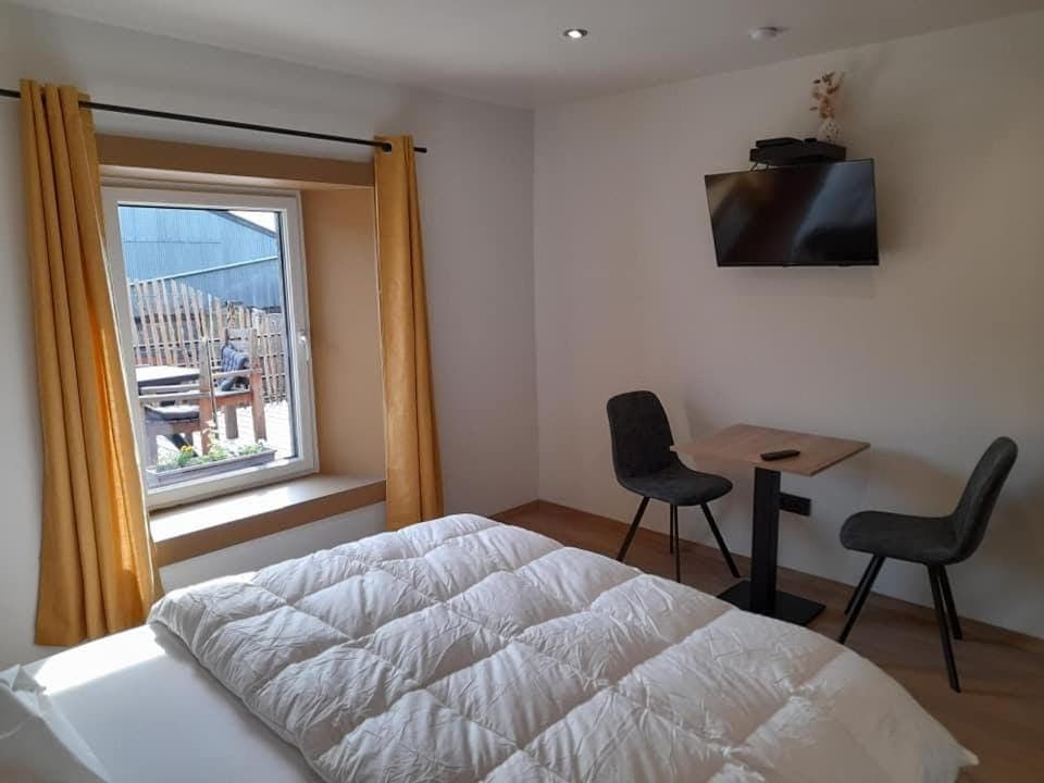 Bed, TV and multimedia, Bedroom