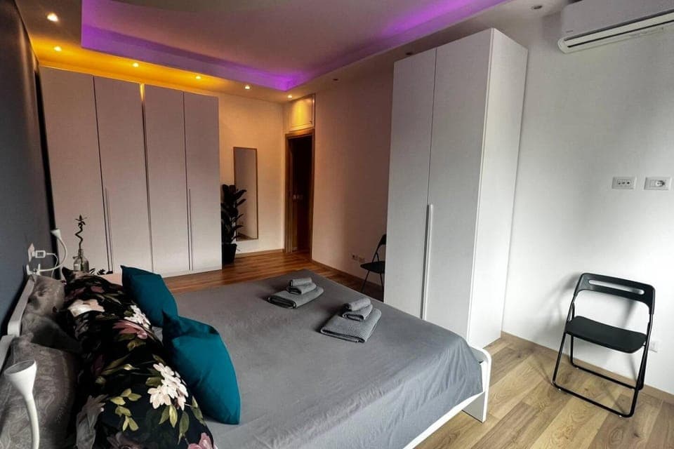 Bed, Photo of the whole room, Decorative detail, Seating area, Bedroom, towels, wardrobe, air conditioner