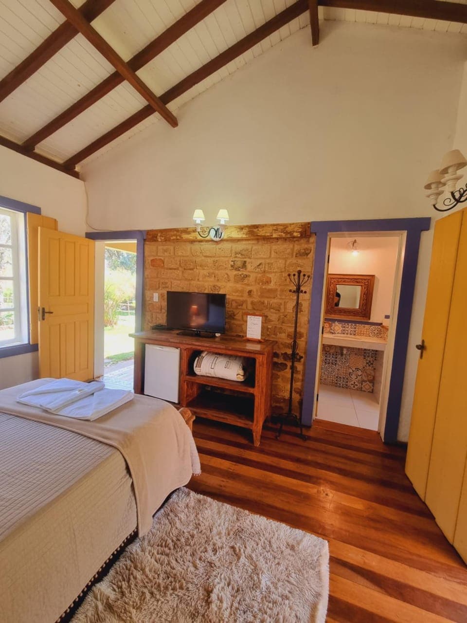 Bed, TV and multimedia, Photo of the whole room, Bedroom