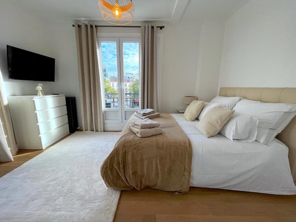 Bed, TV and multimedia, Photo of the whole room, Bedroom, towels