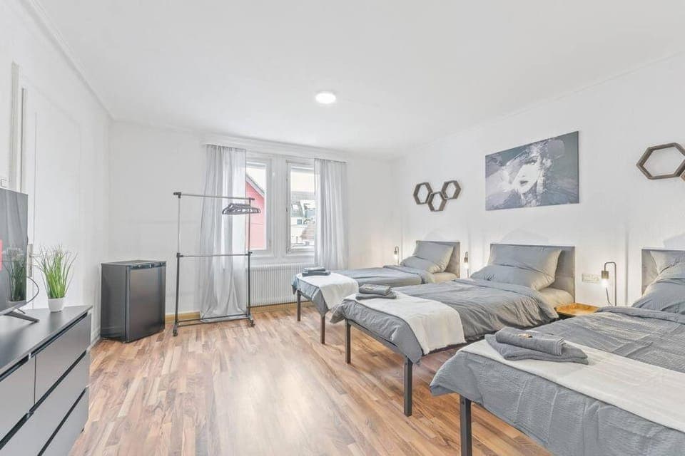 Bed, TV and multimedia, Photo of the whole room, Bedroom