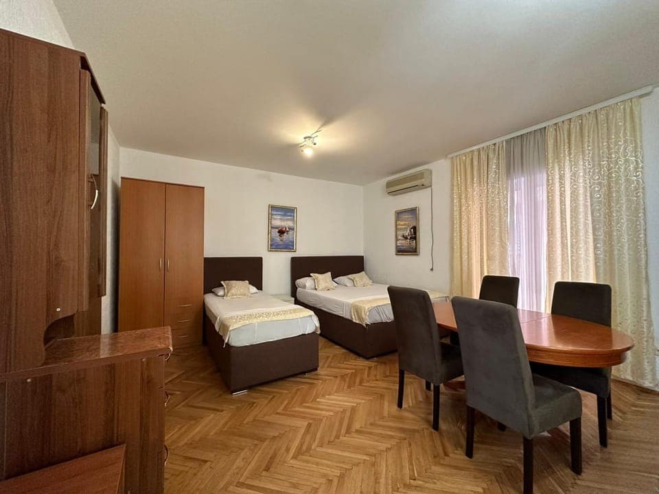 Bed, Living room, Photo of the whole room, Seating area, Bedroom, air conditioner