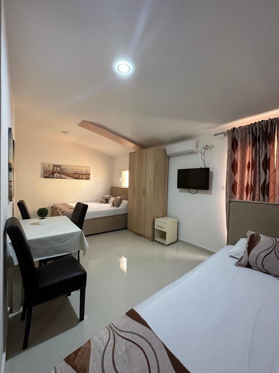 Bed, TV and multimedia, Photo of the whole room, Evening entertainment, Bedroom, air conditioner