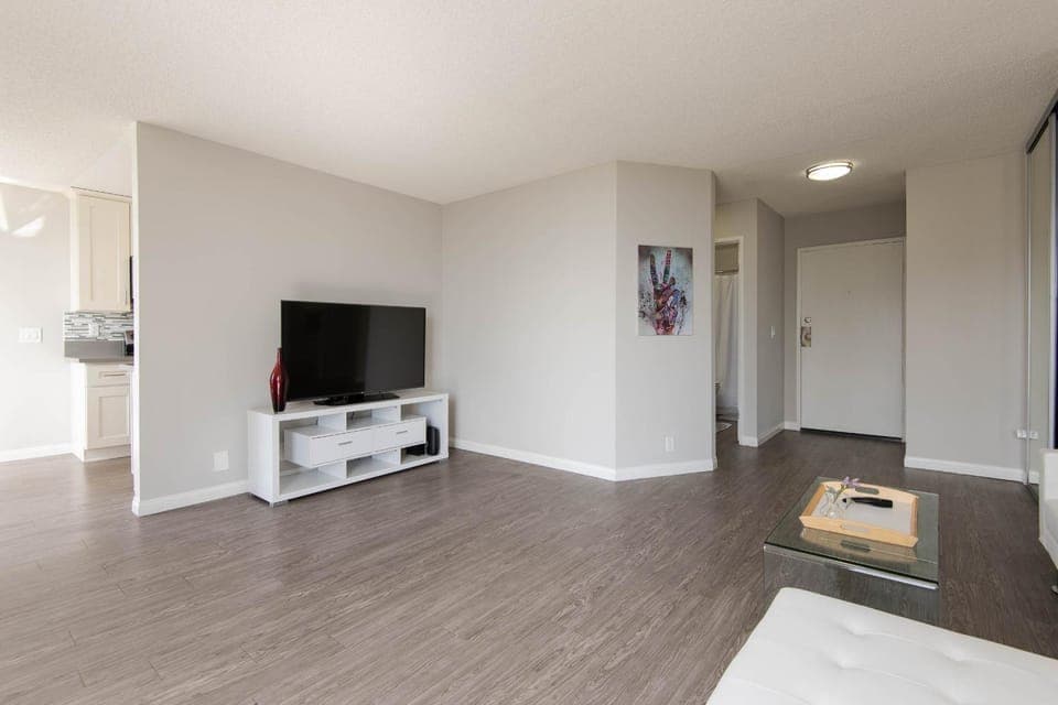Skyline Palms 1-Bedroom with Roof-Top Pool Apartment in West Hollywood