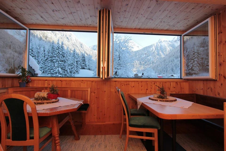 Dining area, Mountain view, Breakfast