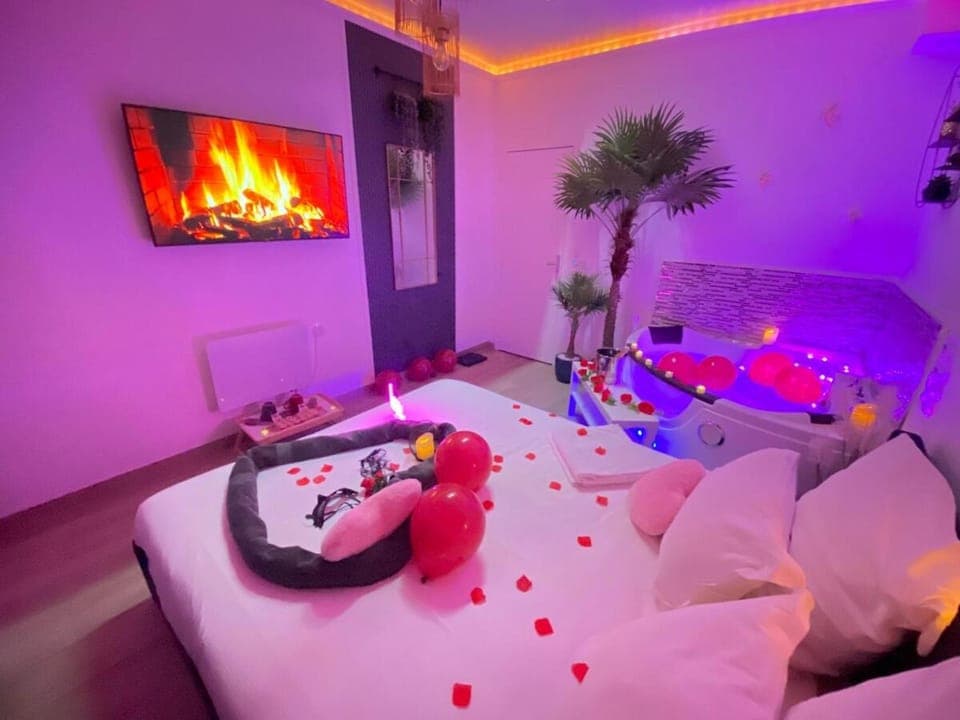 Bed, TV and multimedia, Bedroom