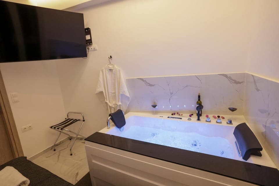 Hot Tub, Hot Tub