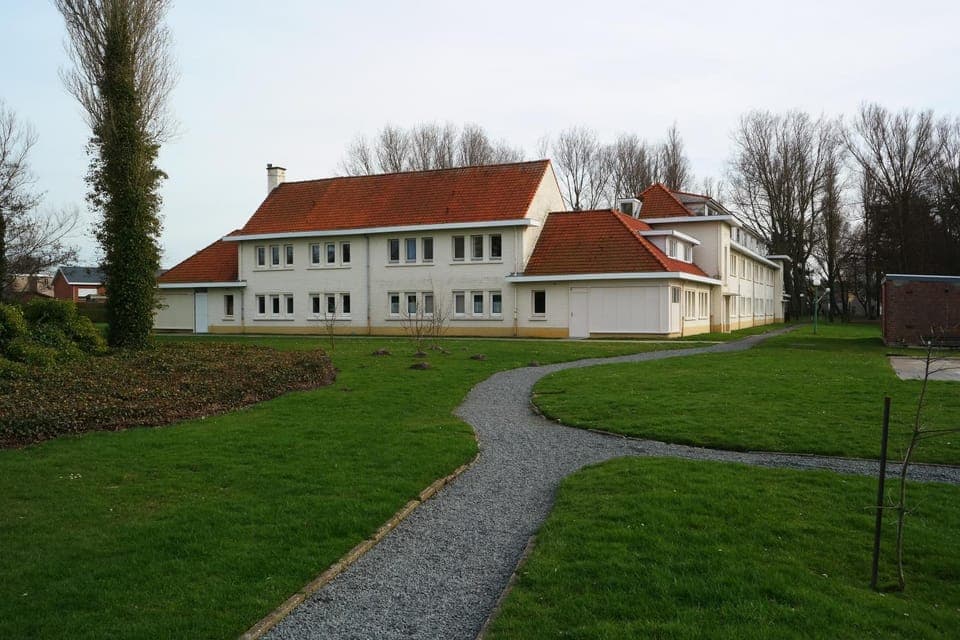 Facade/entrance, Area and facilities