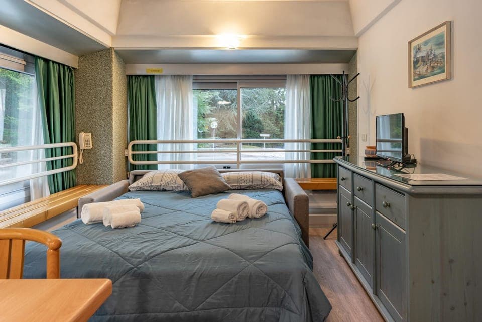 Bed, TV and multimedia, Photo of the whole room, Bedroom, towels