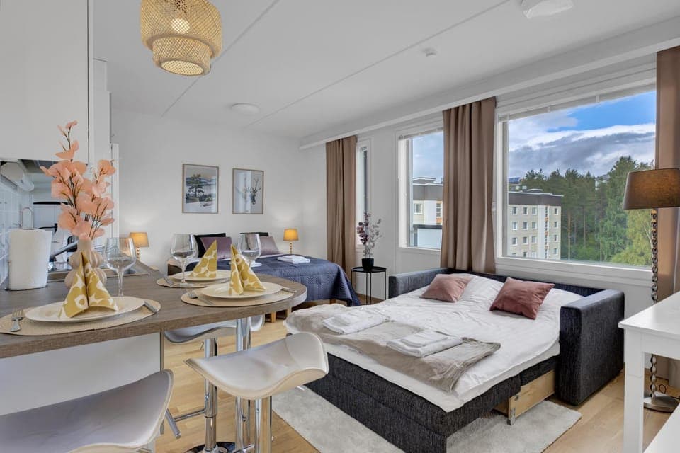 Bed, Photo of the whole room, Seating area, Dining area