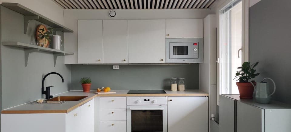 Kitchen or kitchenette, dishwasher, microwave, oven