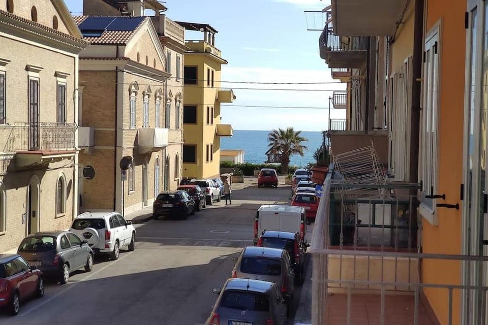 Sea view, Street view