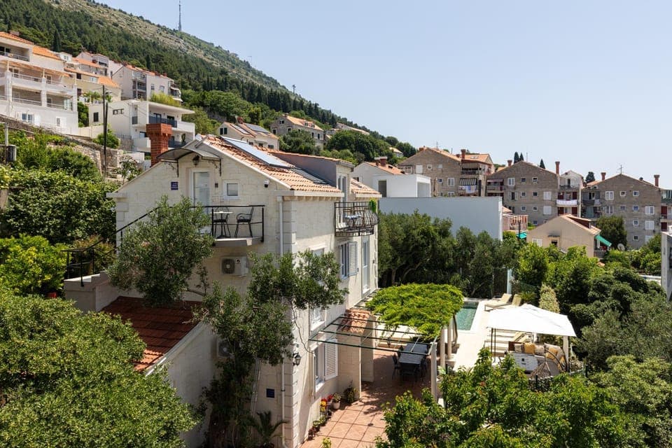 Property building, Day, Neighbourhood, Natural landscape, City view, Mountain view, Location