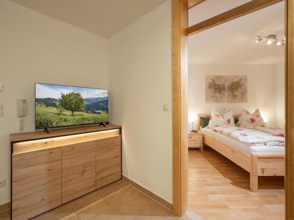 Bed, TV and multimedia, Photo of the whole room, Bedroom