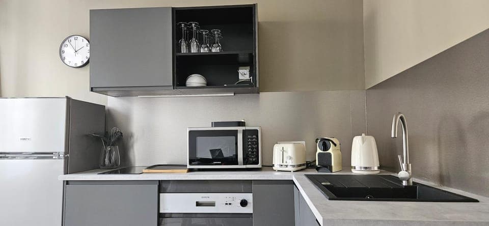 Coffee/tea facilities, Kitchen or kitchenette, stove, toaster