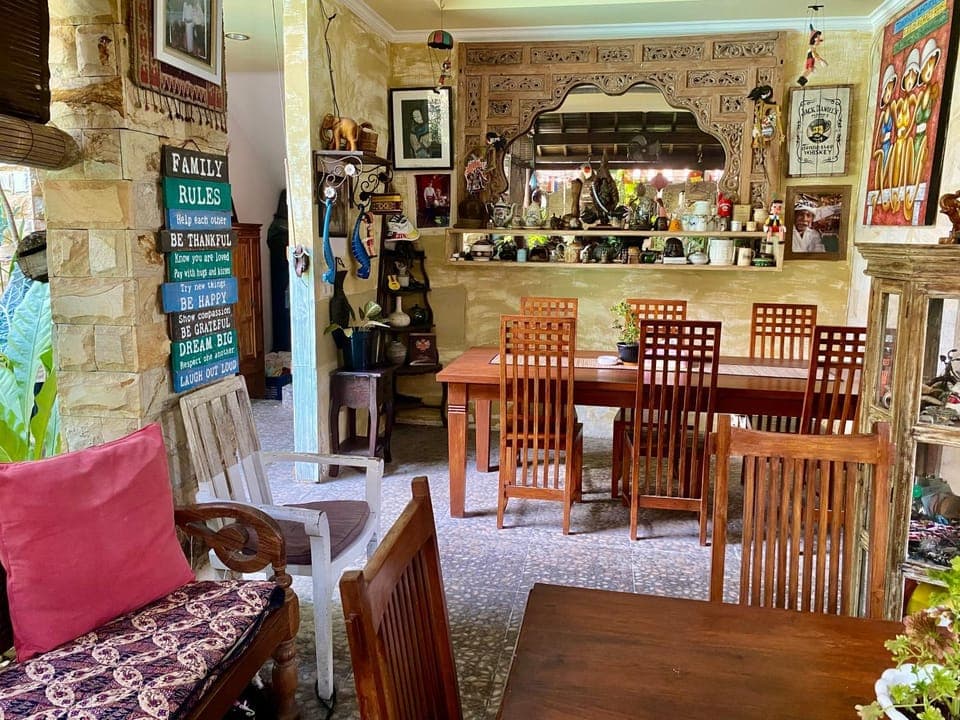 Restaurant/places to eat, Lounge or bar