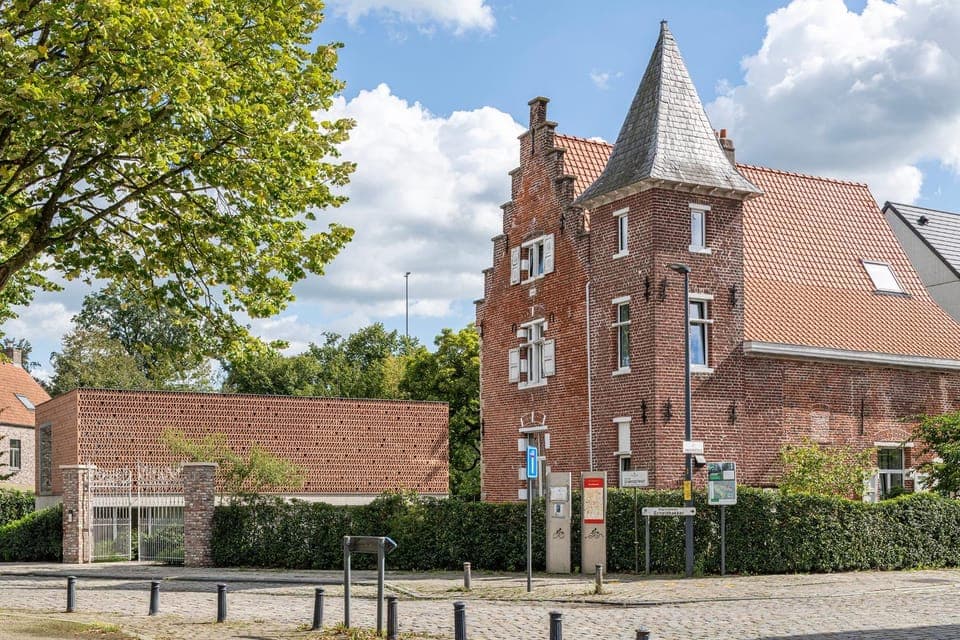 Property building, Neighbourhood, Location