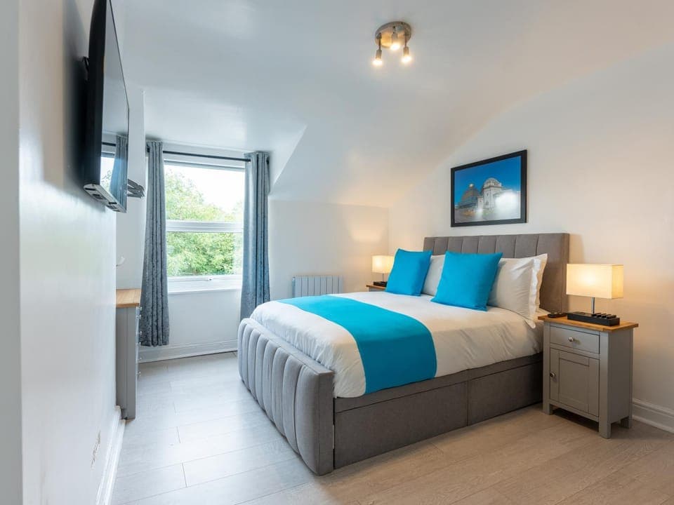 Bed, TV and multimedia, Bedroom