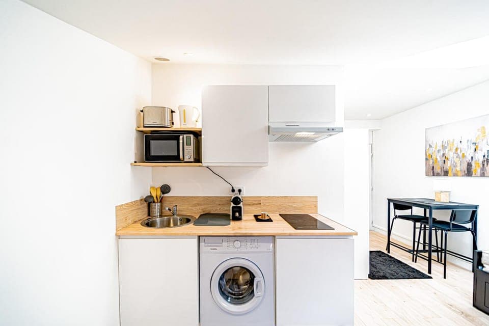 Kitchen or kitchenette, Dining area, minibar, stove, toaster