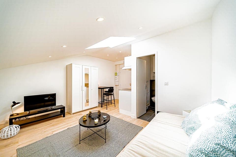 Bed, TV and multimedia, Living room, Seating area, Bedroom