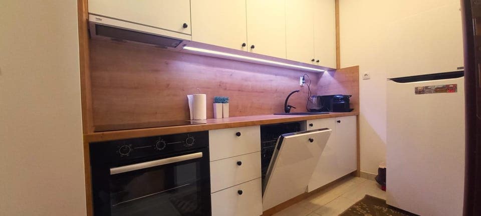 Coffee/tea facilities, Kitchen or kitchenette, dishwasher, locker, oven, pet friendly, stove