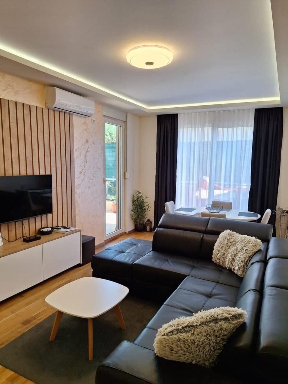 Communal lounge/ TV room, TV and multimedia, Living room, Dining area