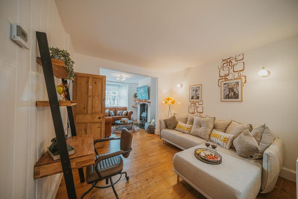 Bed, TV and multimedia, Living room, Seating area
