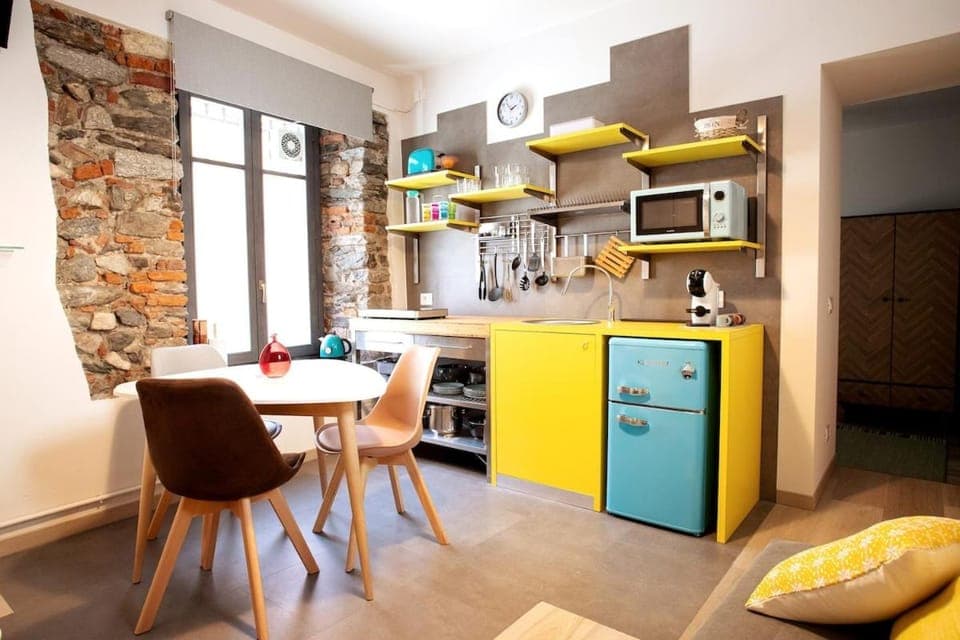 Kitchen or kitchenette, Living room, Dining area, stove