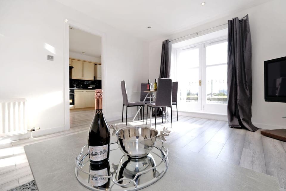 Seating area, Dining area