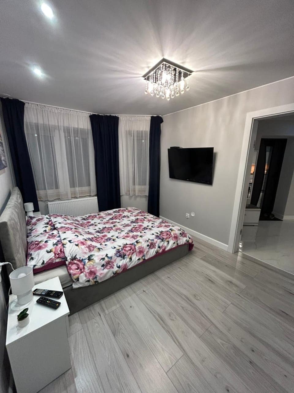 Bed, TV and multimedia, Photo of the whole room, Bedroom