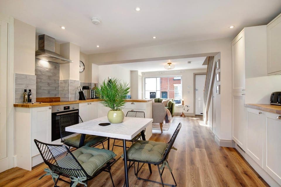 Dining area, kitchen