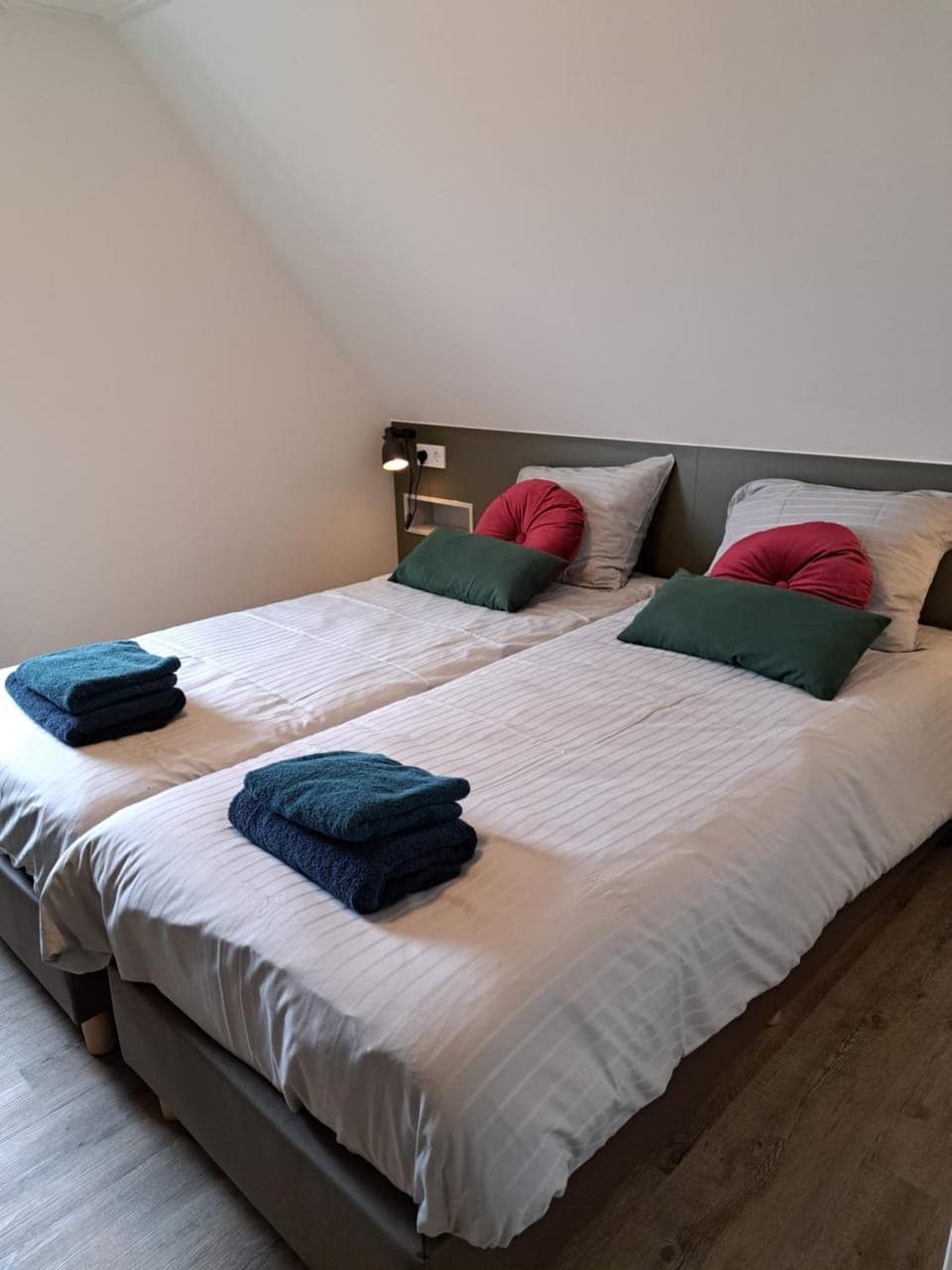 Bed, Bedroom, towels