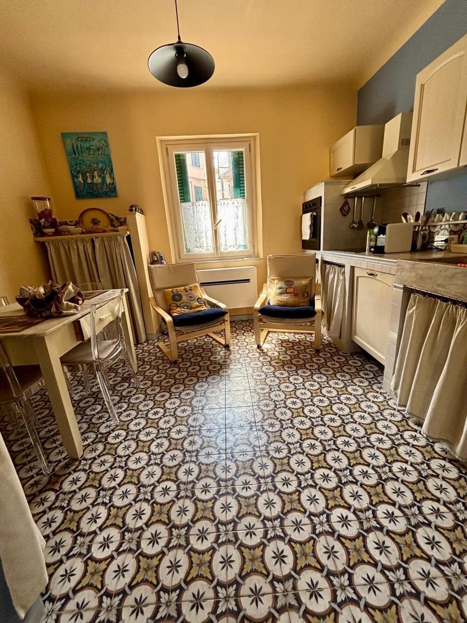 Kitchen or kitchenette, Dining area