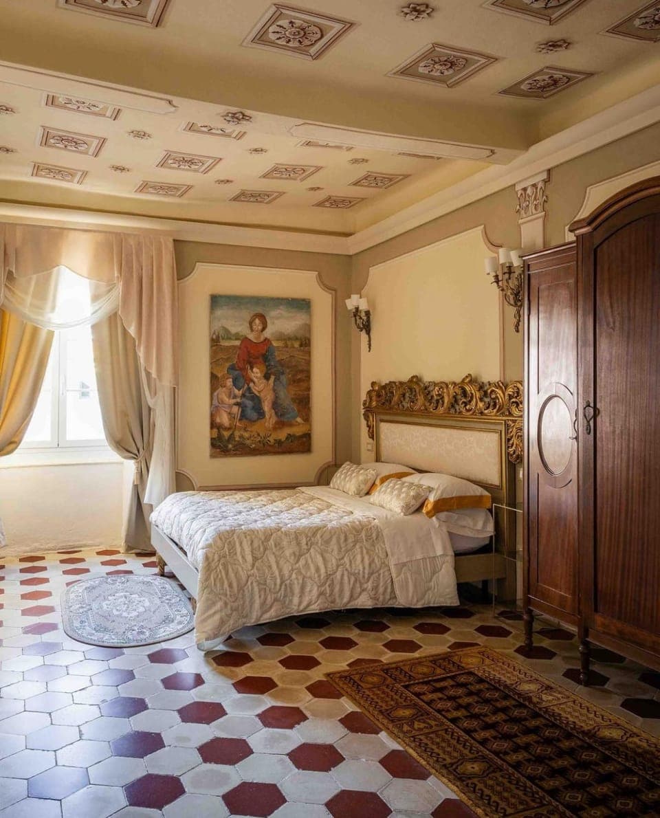 Bed, Photo of the whole room, wardrobe