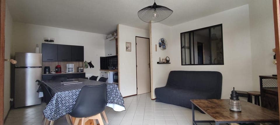 Kitchen or kitchenette, Living room, Seating area, Dining area