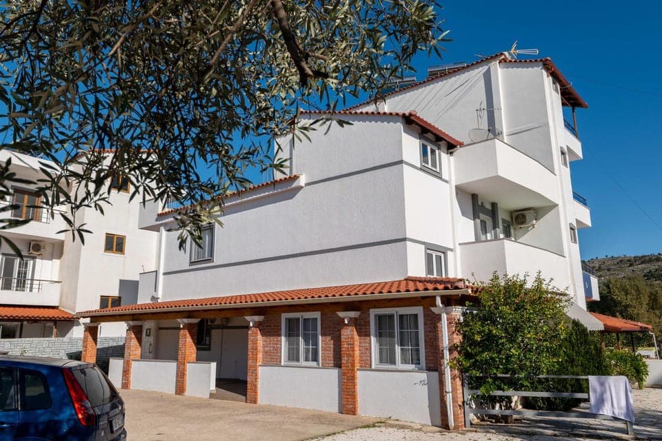 Property building, Day, Neighbourhood