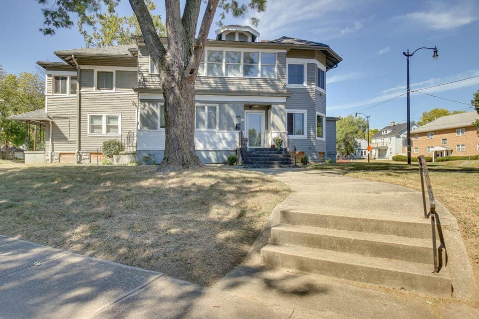 Jetted Tub: Dayton Condo, 2 Mi to Oregon District House in Dayton